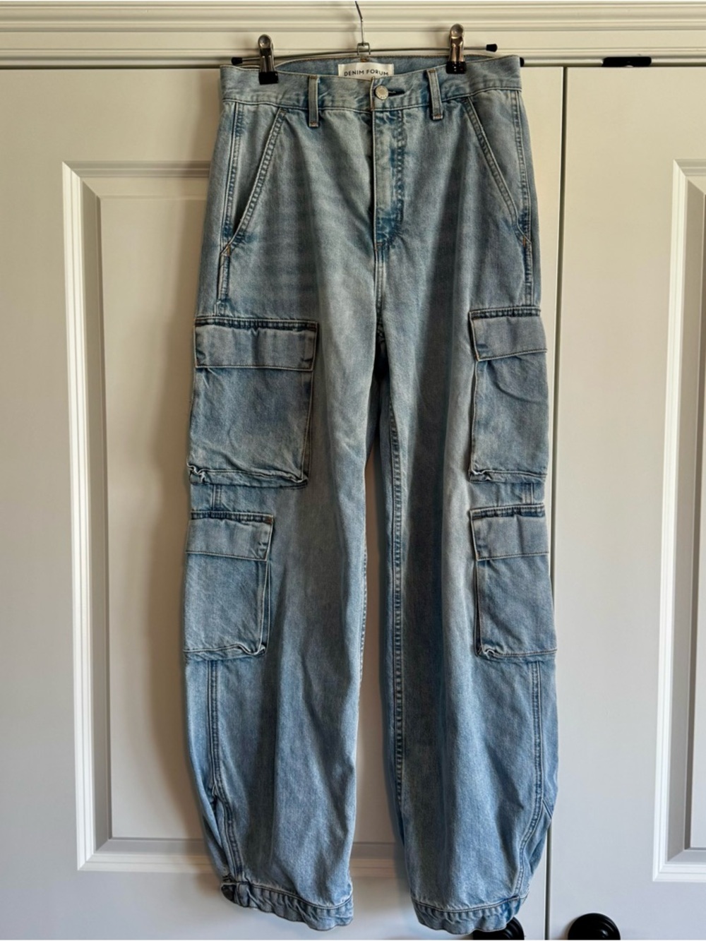 Aritzia Denim Forum 90s Millie Cargo Jeans 26 Barrel Leg Light Wash Utility